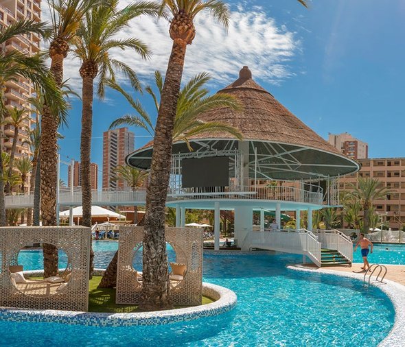 Бар в бассейне «cayo coco» и гигантский телевизор Апарт-отель Magic Tropical Splash Бенидорм